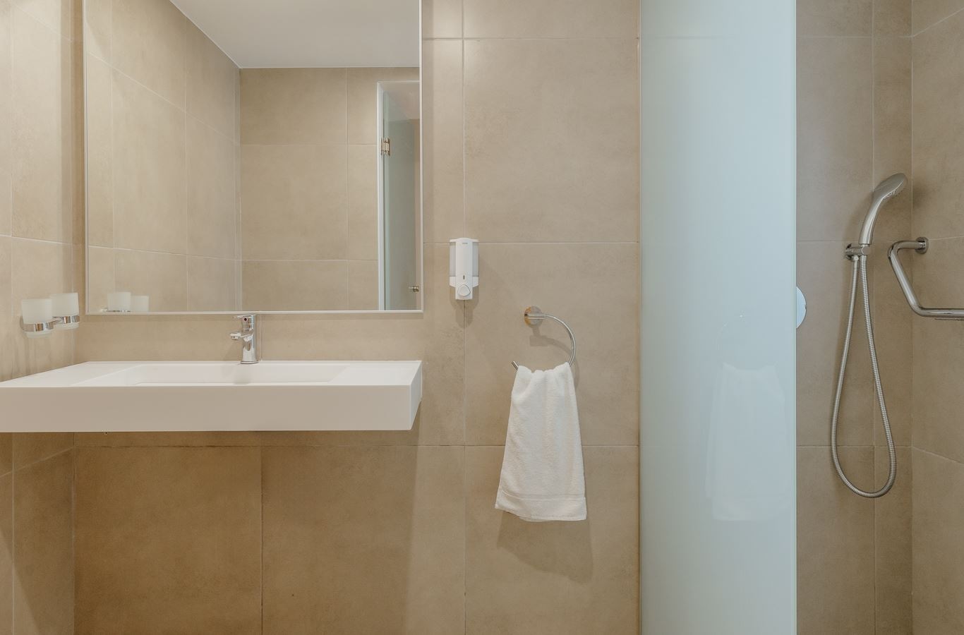 rooms-deluxe-room-pool-view