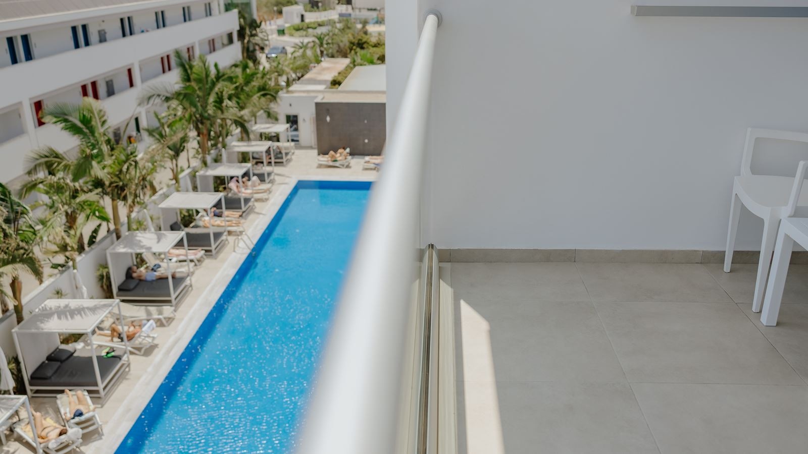 rooms-deluxe-room-pool-view