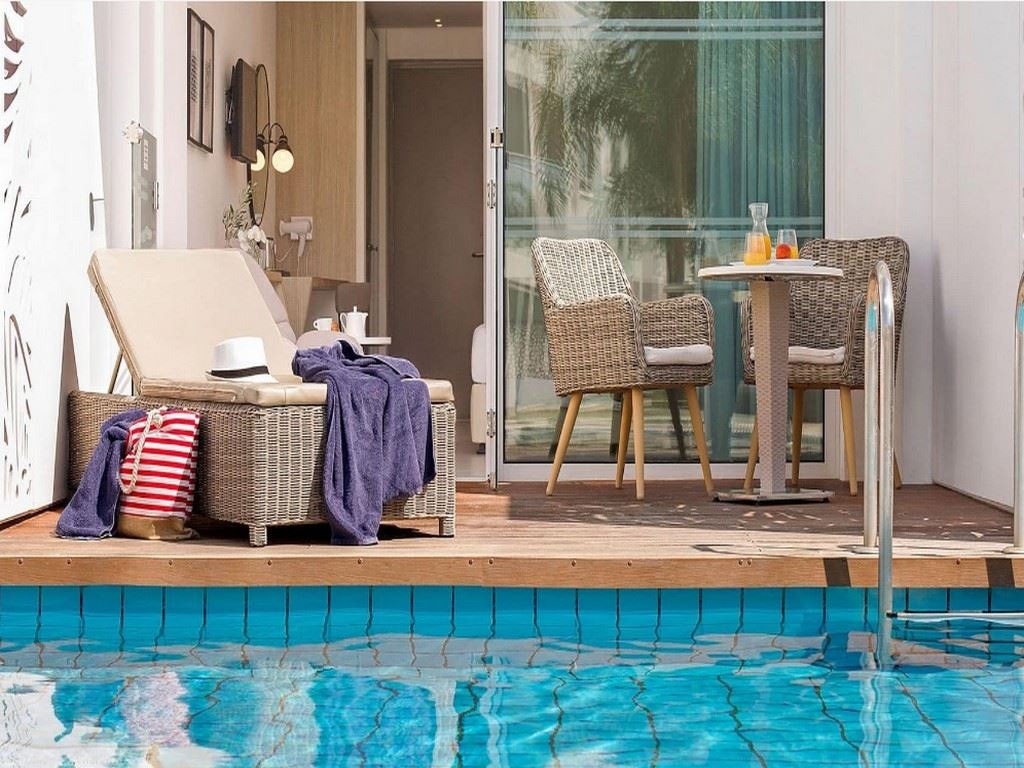 rooms-standard-room-swimuppoolterrace