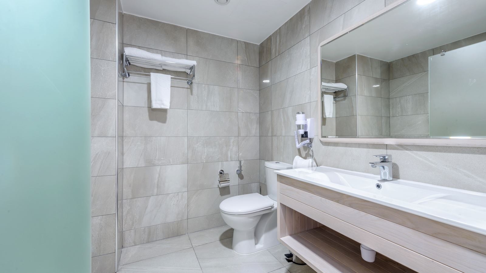 rooms-standard-room-lateral-sea-view-balcony