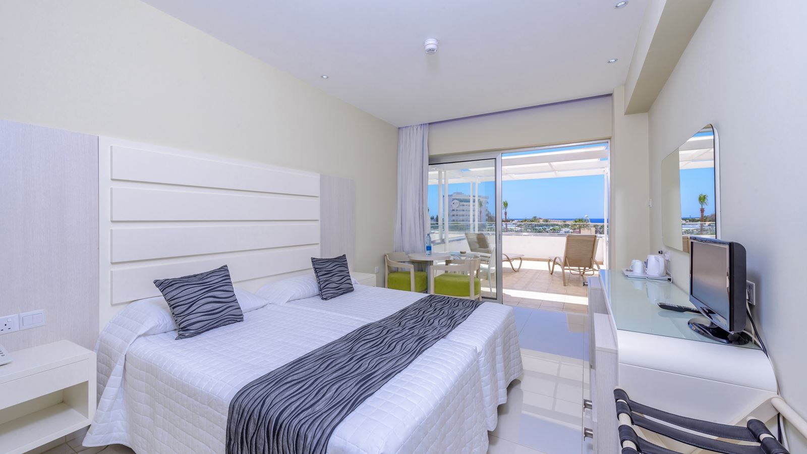 rooms-standard-room-sea-view-balcony
