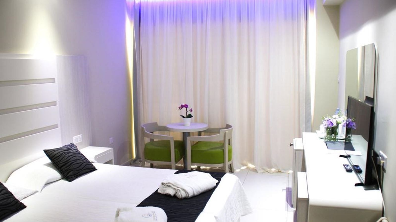 rooms-standard-room-lateral-sea-view-balcony