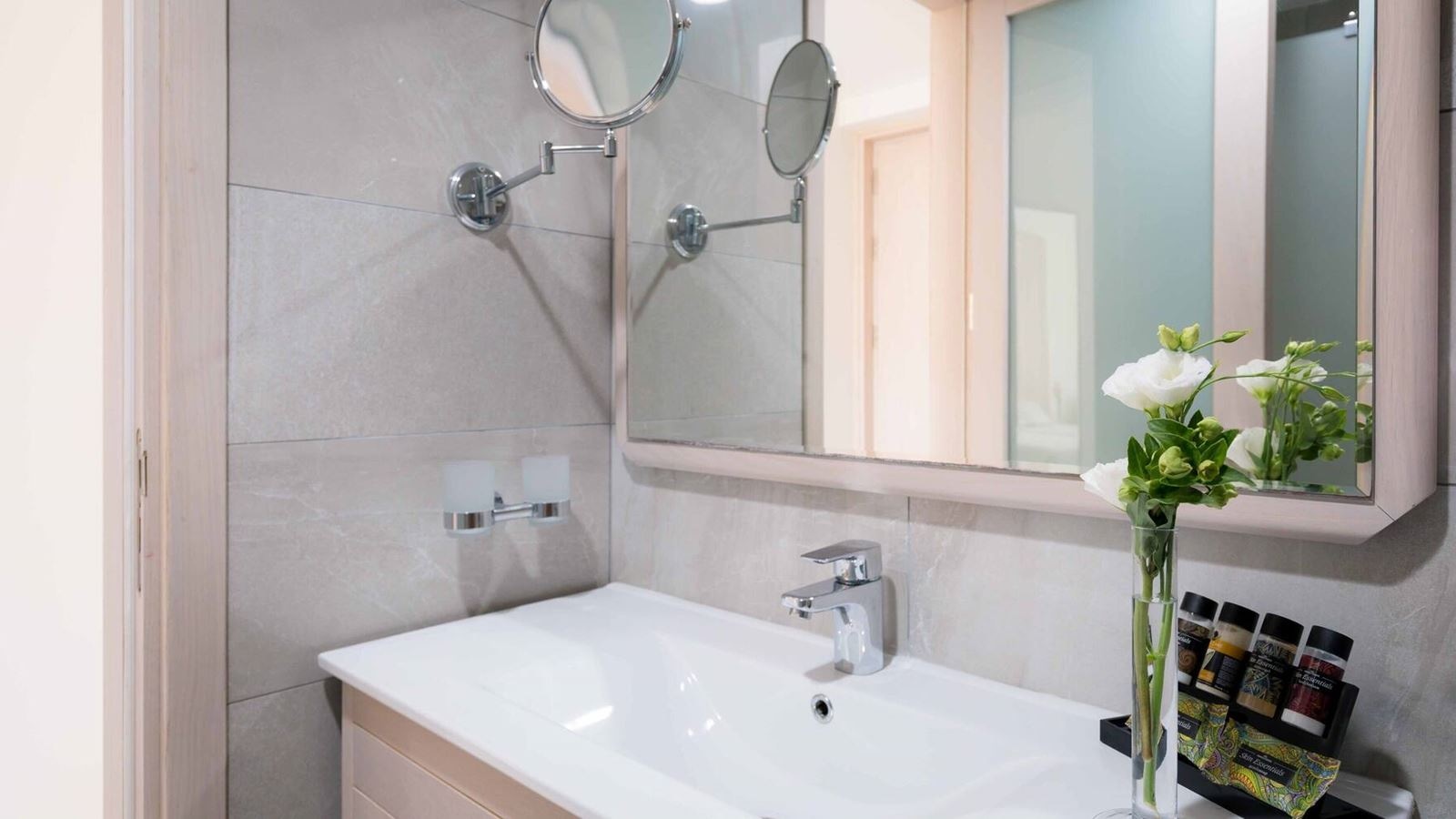 rooms-room-seaview-swimuppoolterrace