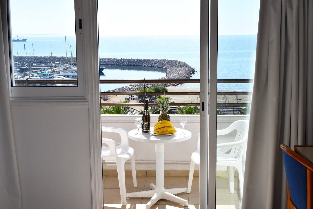 rooms-2-bedroom-apartment-seaview