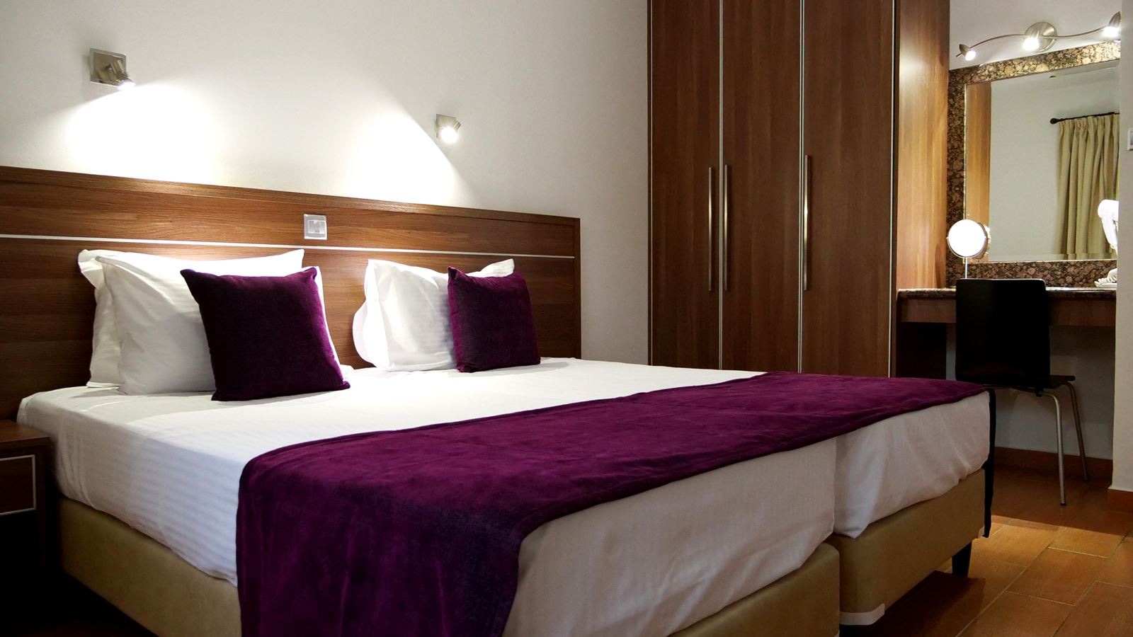 rooms-1-bedroom-annex-apartment-balcony