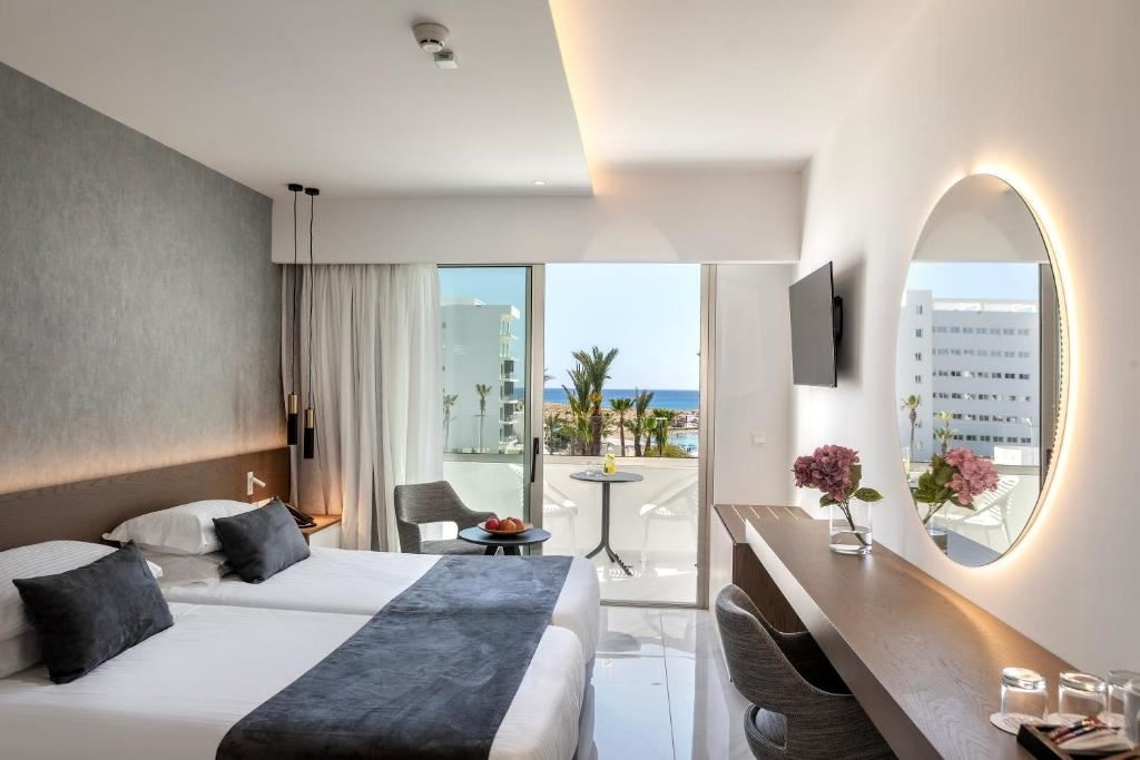 rooms-standard-room-lateral-sea-view-balcony-or-terrace