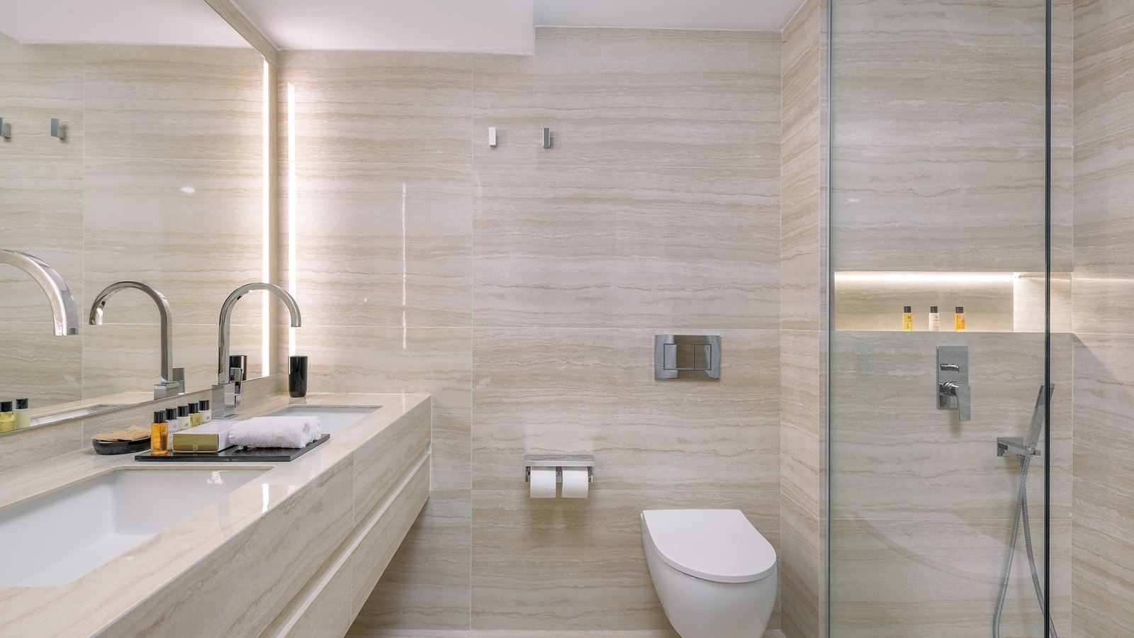 rooms-deluxe-roomlateral-seaviewbalcony