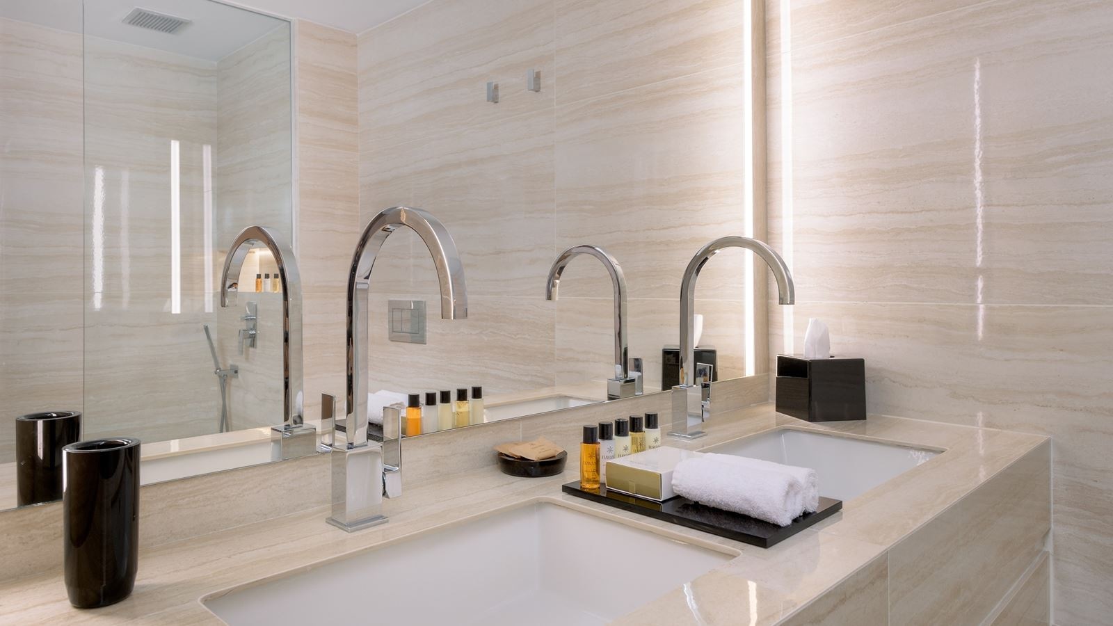 rooms-deluxe-roomseaviewbalcony