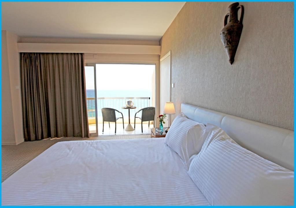 rooms-executive-room-seaview-balcony