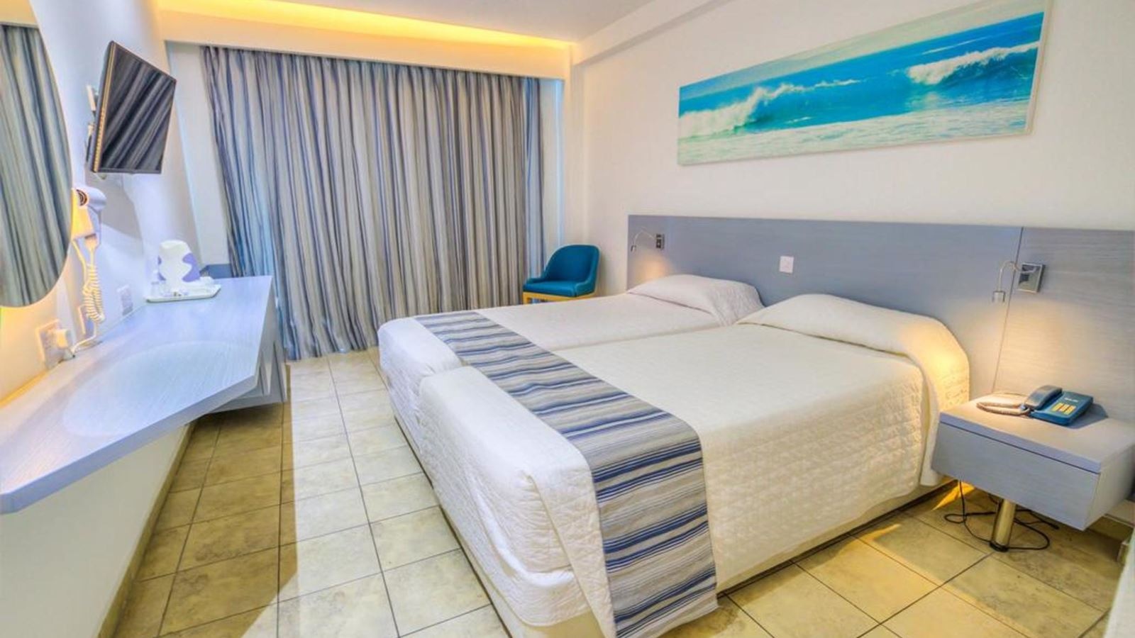 rooms-superior-room-lateralseaview-balcony