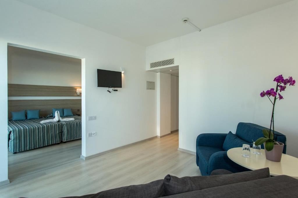 rooms-family-room-lateral-sea-view-balcony