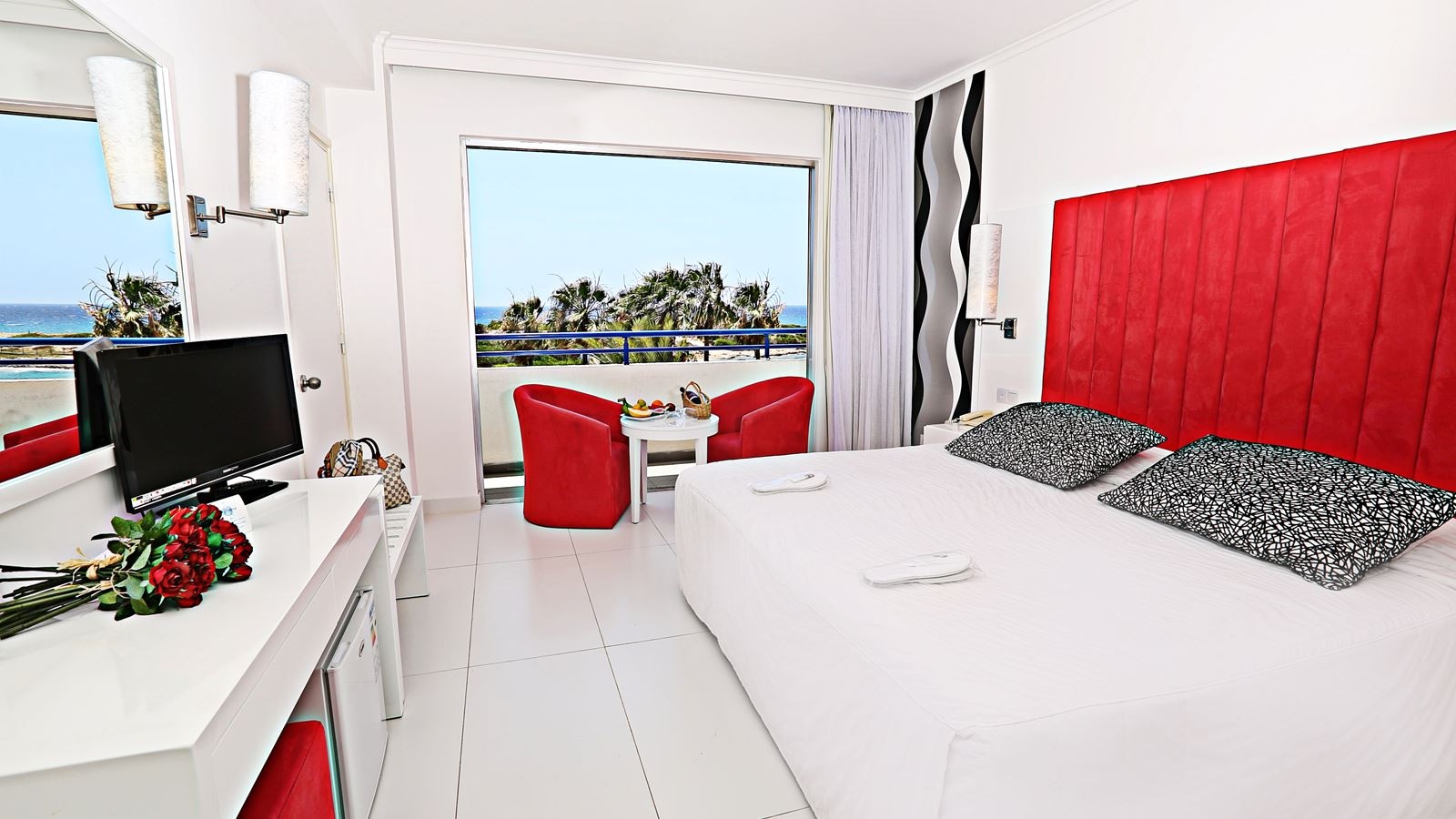 rooms-superior-familyroom-seaviewbalcony-or-terrace