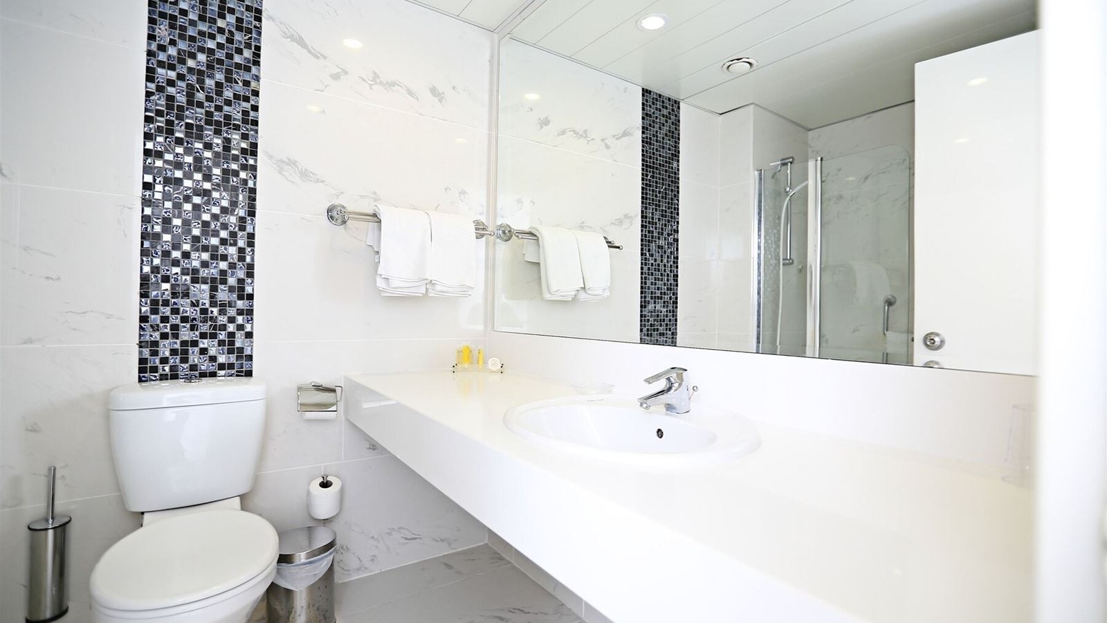 rooms-superior-familyroom-lateralseaview-balcony-or-terrace