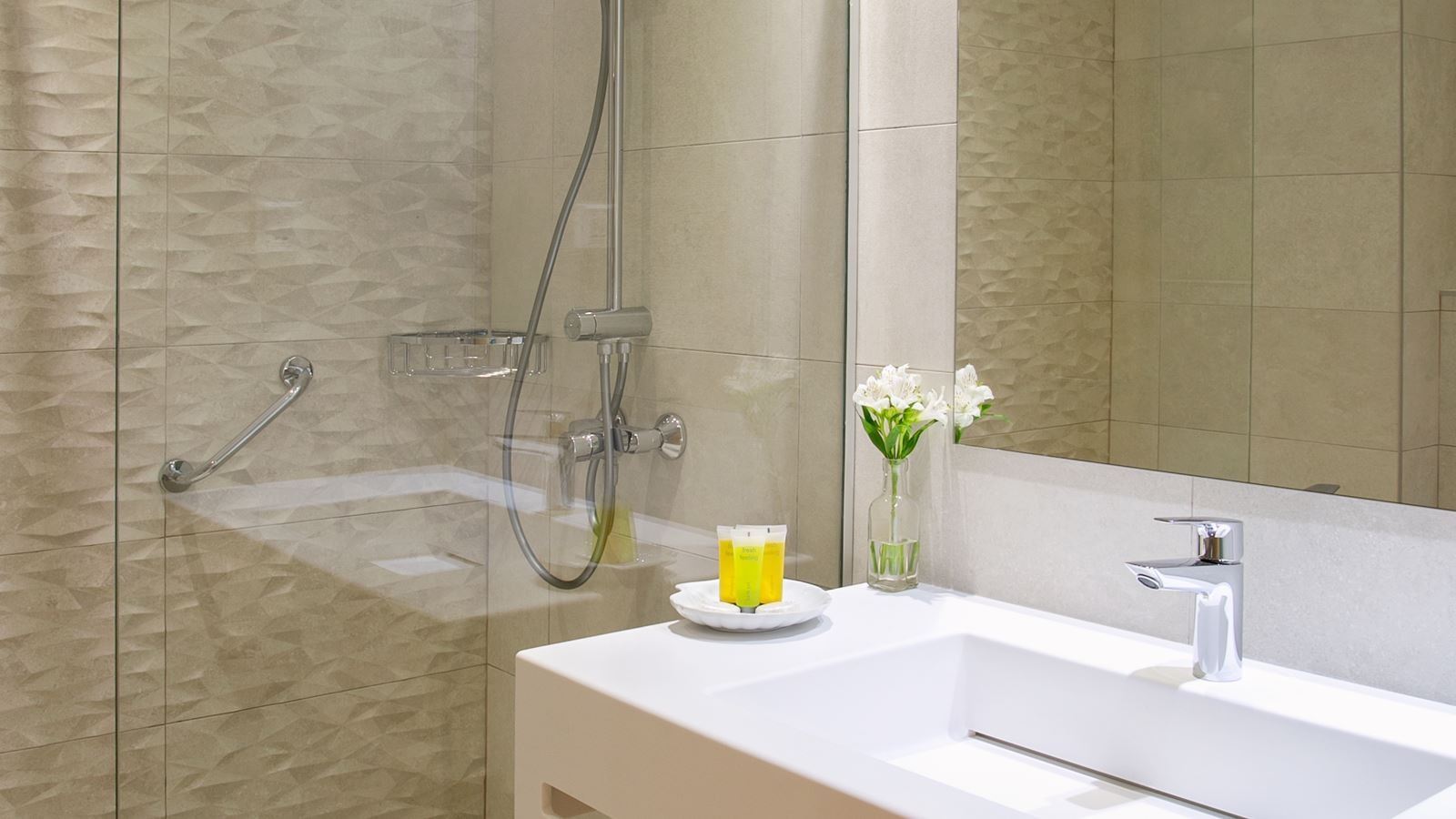 rooms-standard-room-poolview