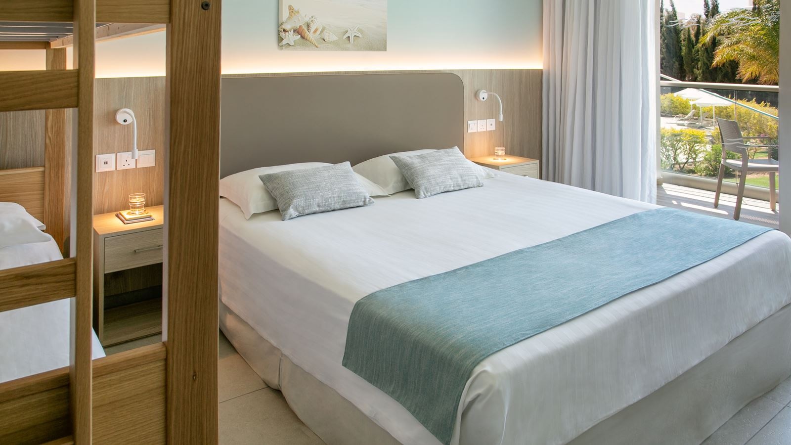 rooms-family-room-garden-view