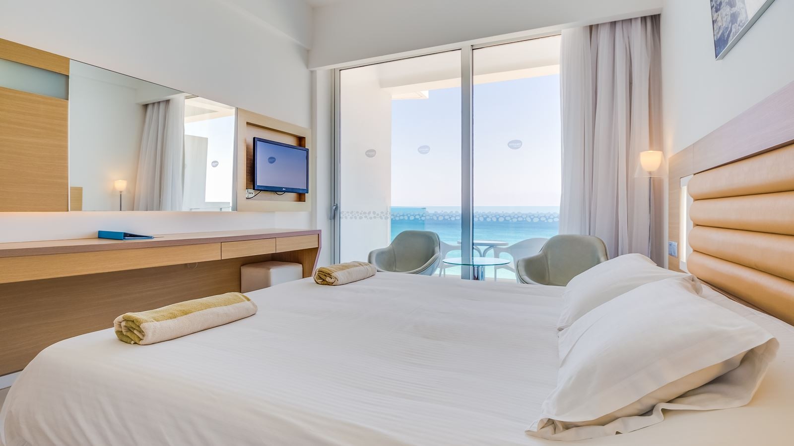 rooms-standard-room-lateralseaview-balcony