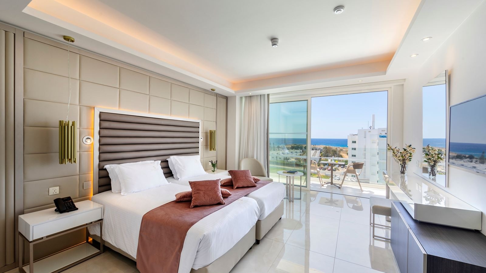 rooms-superior-familyroom-lateralseaview-balcony-or-terrace