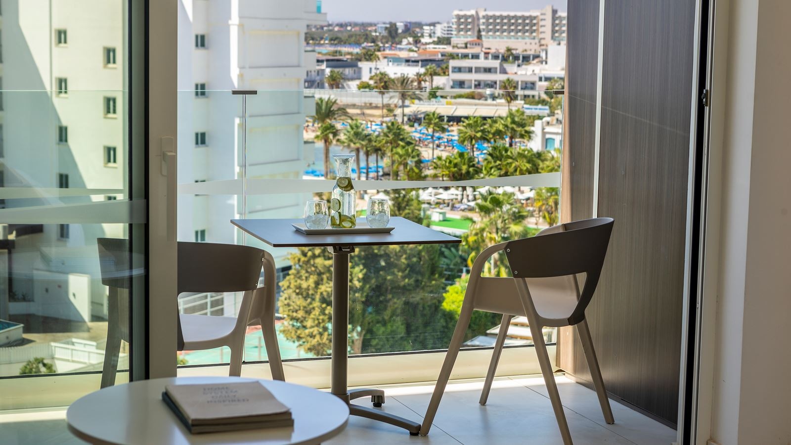 rooms-superior-familyroom-lateralseaview-balcony-or-terrace