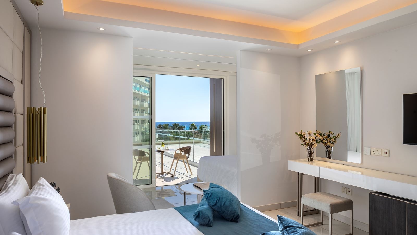 rooms-superior-familyroom-lateralseaview-balcony-or-terrace