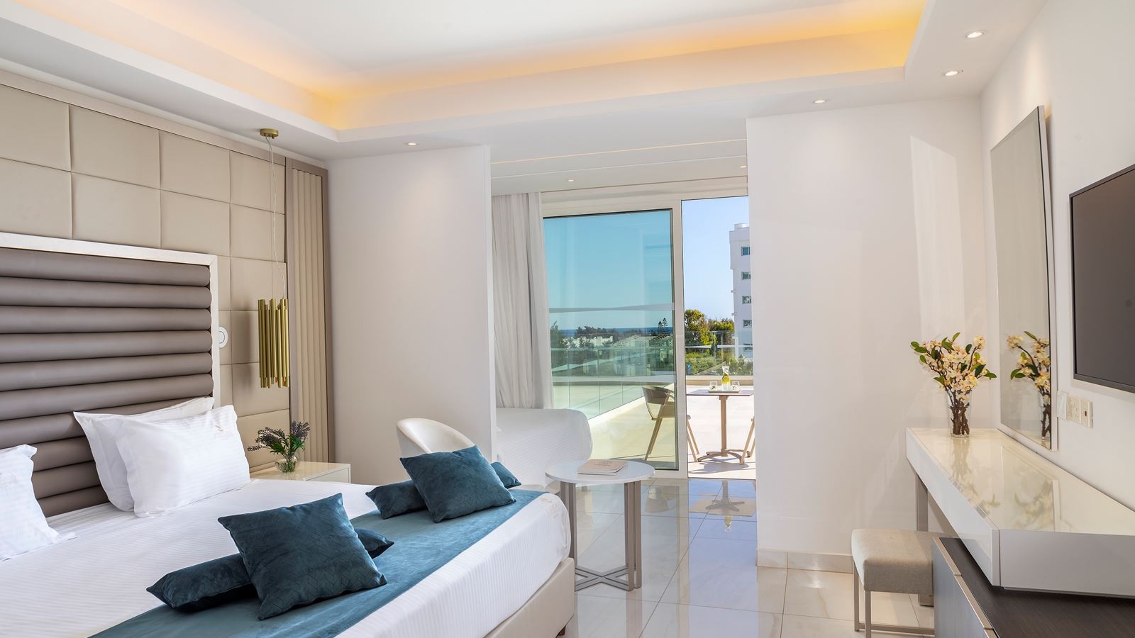 rooms-superior-familyroom-lateralseaview-balcony-or-terrace