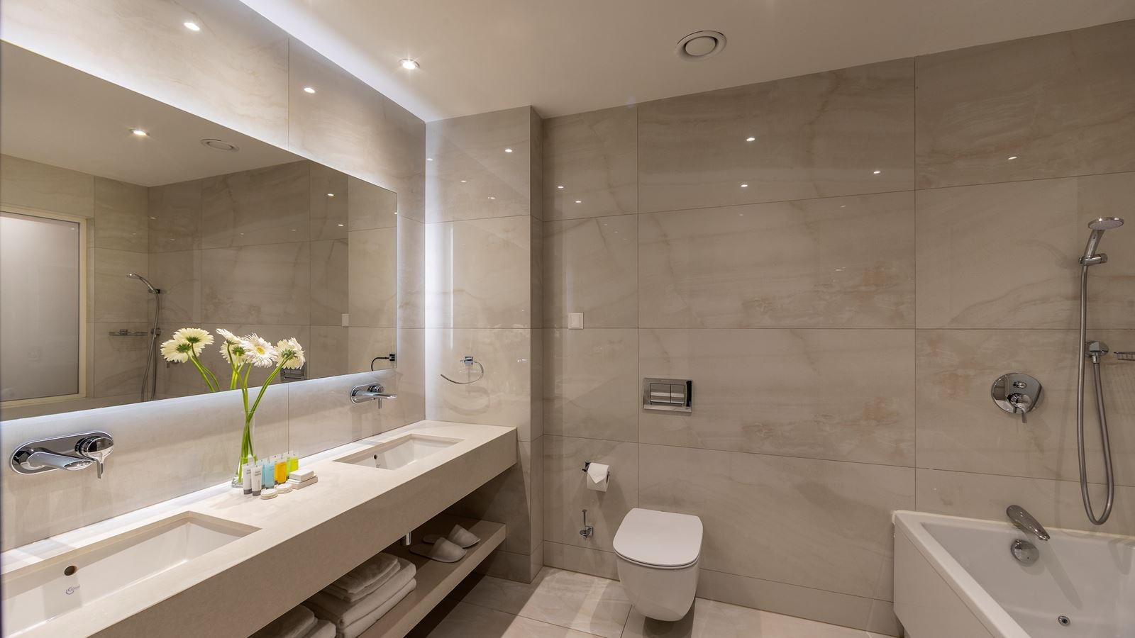 rooms-double-superior-suite-seafront-balcony