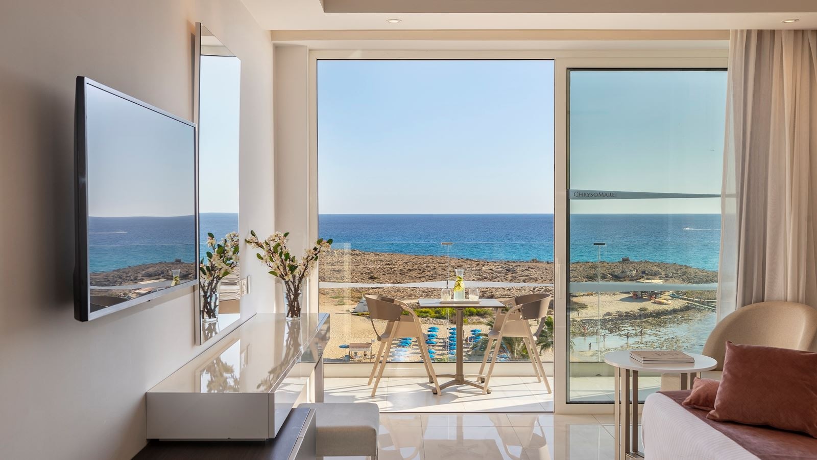 rooms-superior-room-seaview-balcony