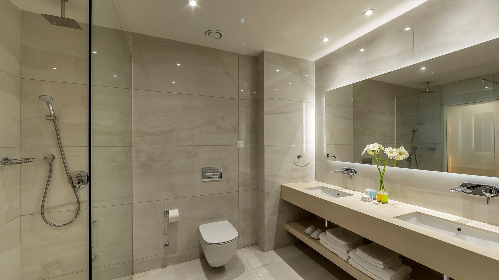 rooms-superior-room-seaview-balcony