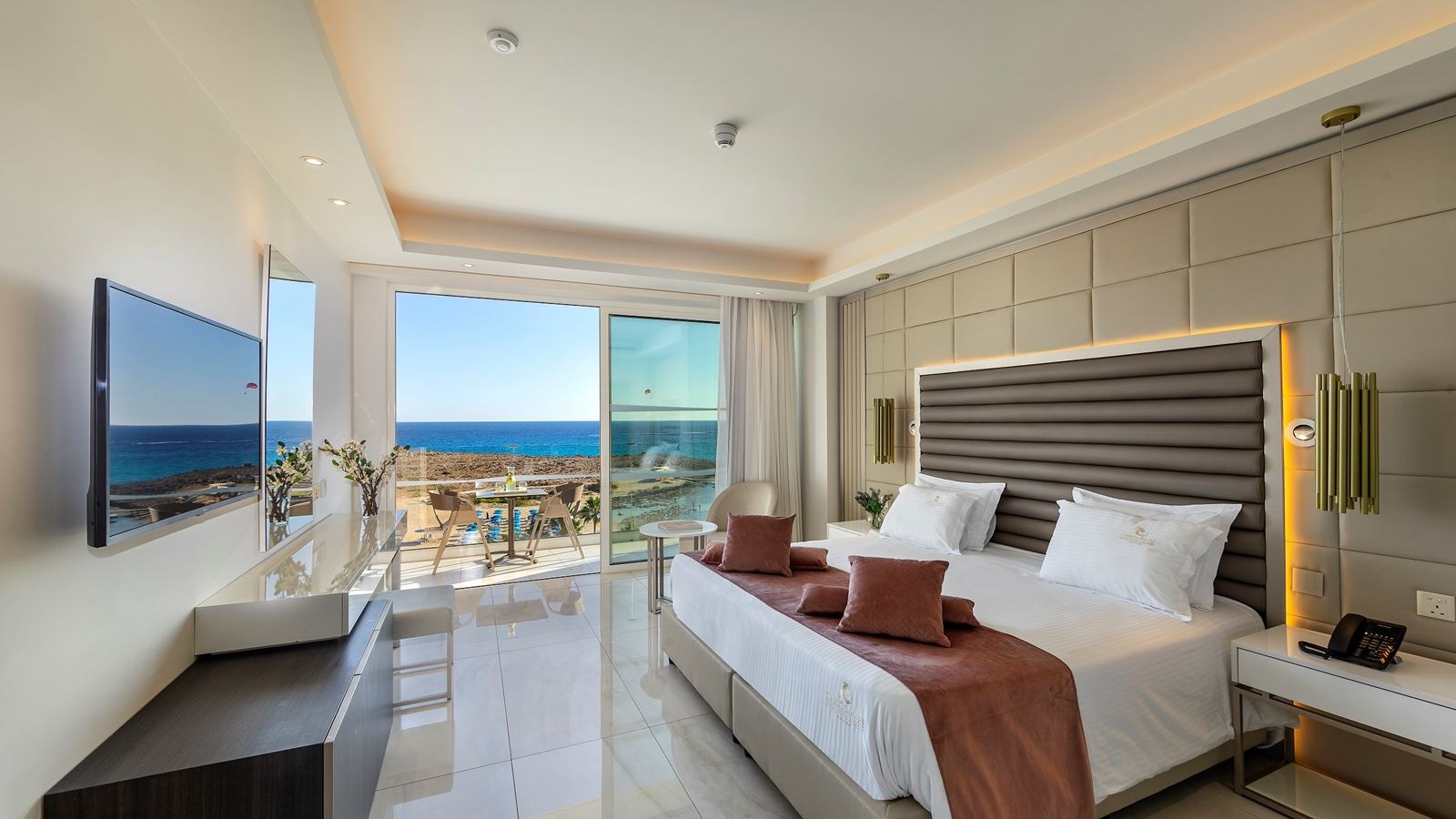 rooms-superior-room-lateral-sea-view-balcony