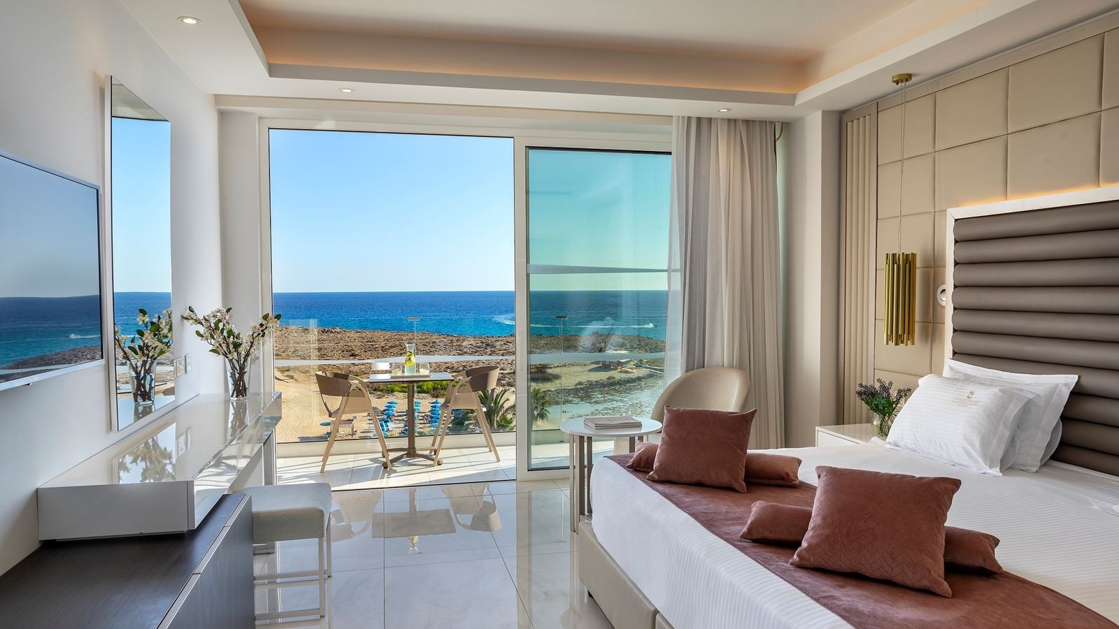 rooms-superior-room-lateral-sea-view-balcony