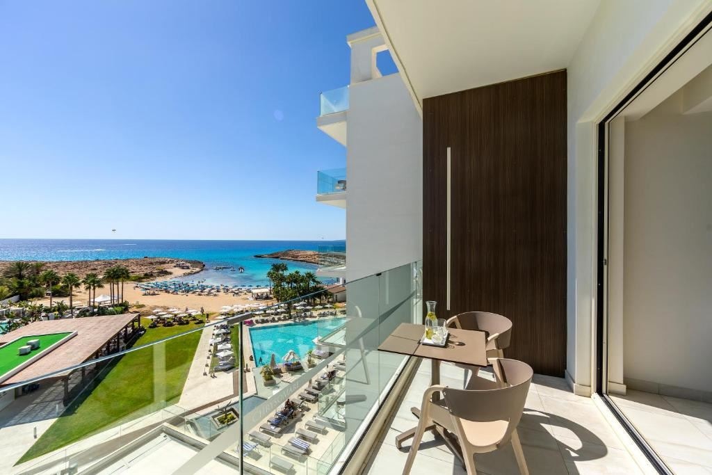 rooms-superior-room-seafront-balcony