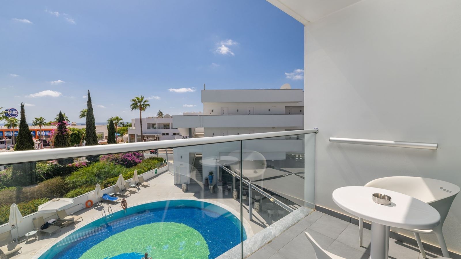 rooms-twin-pool-view