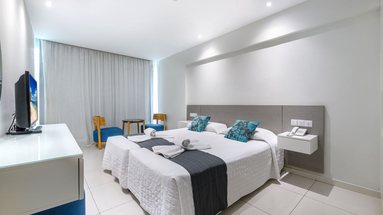 rooms-twin-pool-view