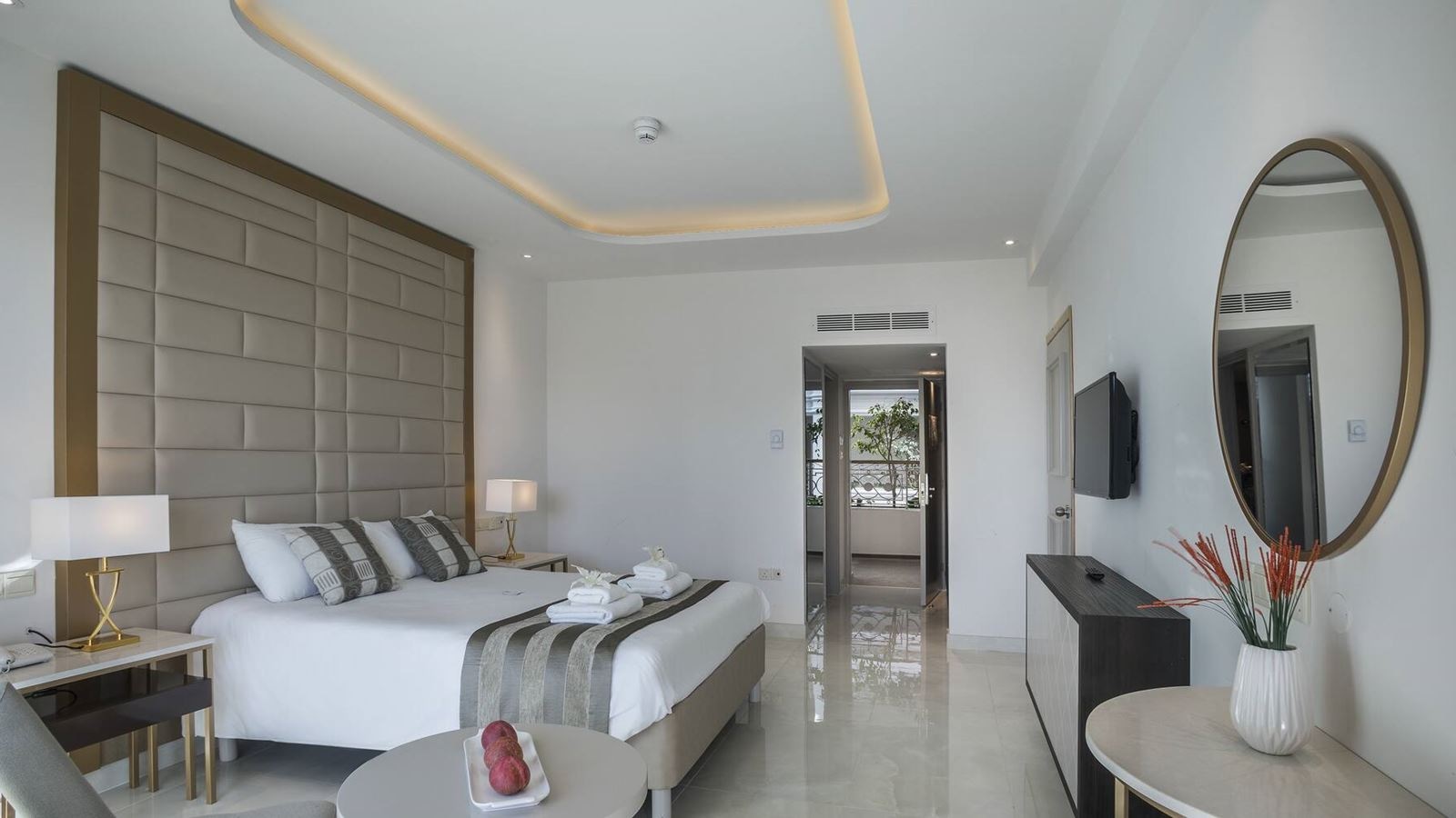 rooms-standard-room-lateralseaview-balcony