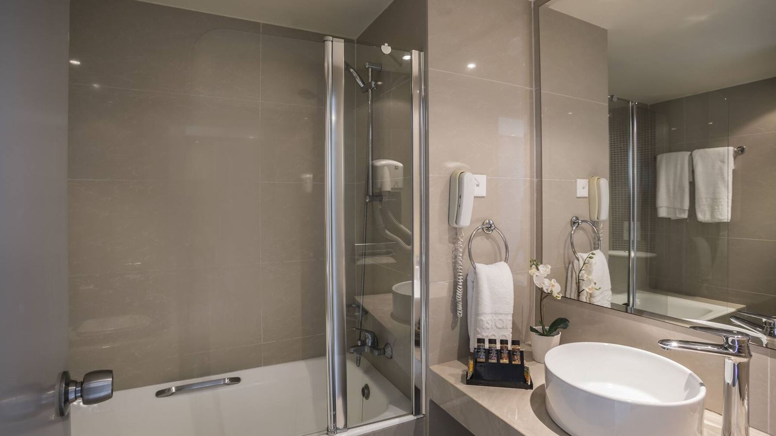 rooms-standard-room-seaview-balcony