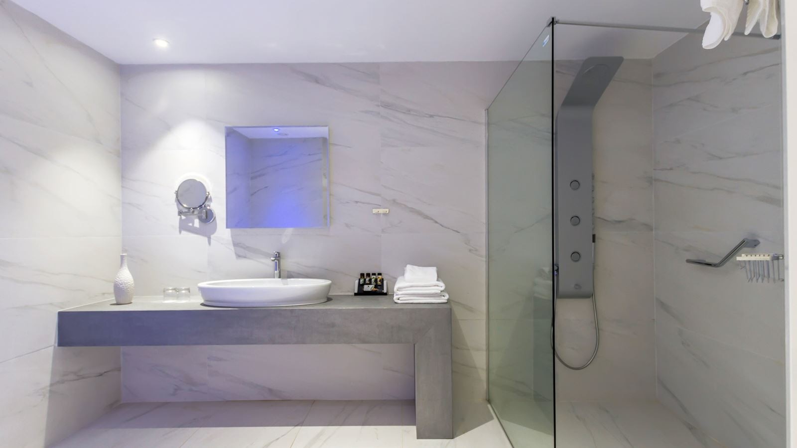 rooms-standard-familysuite-inland-view-balcony-or-terrace