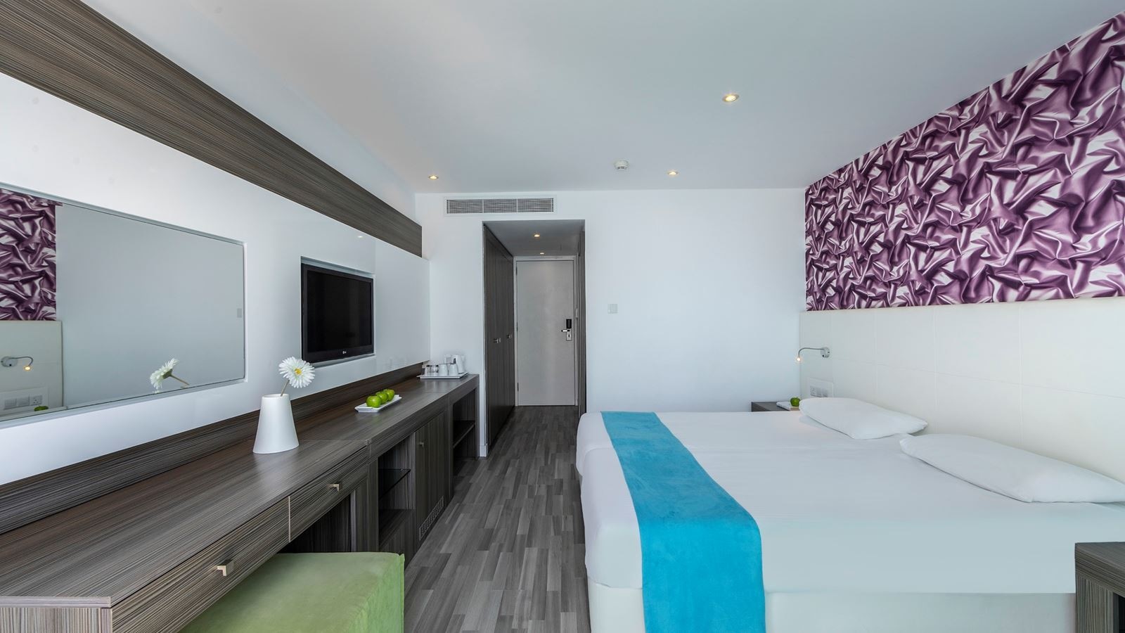 rooms-annex-familyroom-balcony