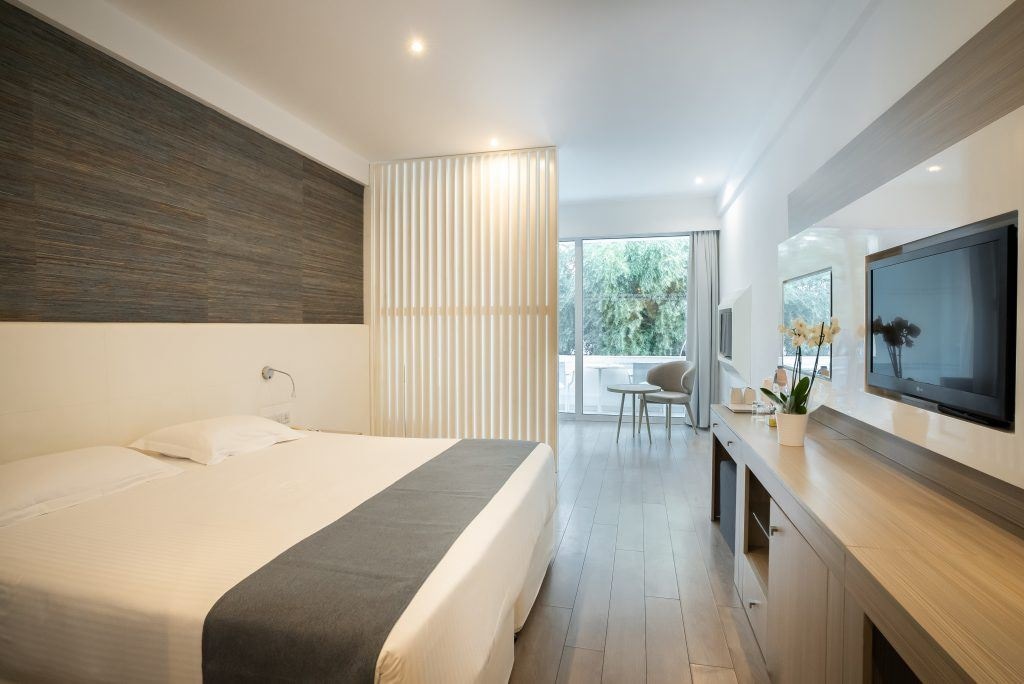 rooms-annex-familyroom-balcony