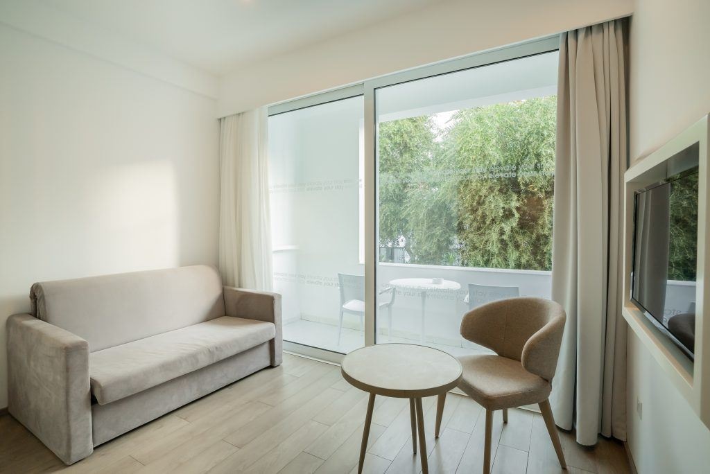 rooms-annex-familyroom-balcony