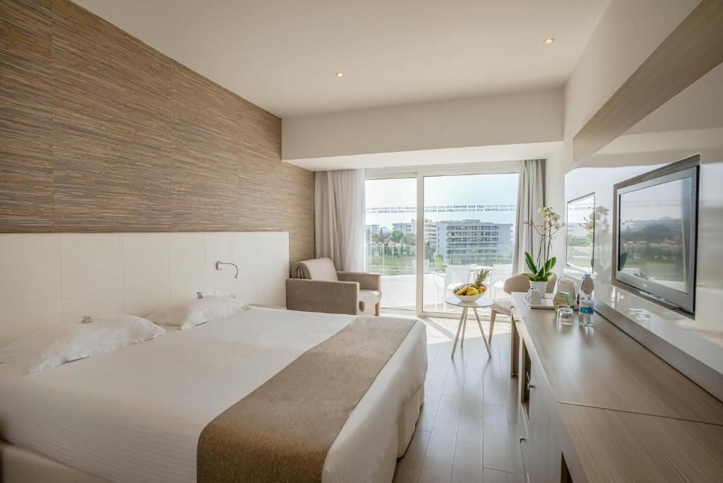 rooms-singleuse-room-lateralseaview-balcony-or-terrace