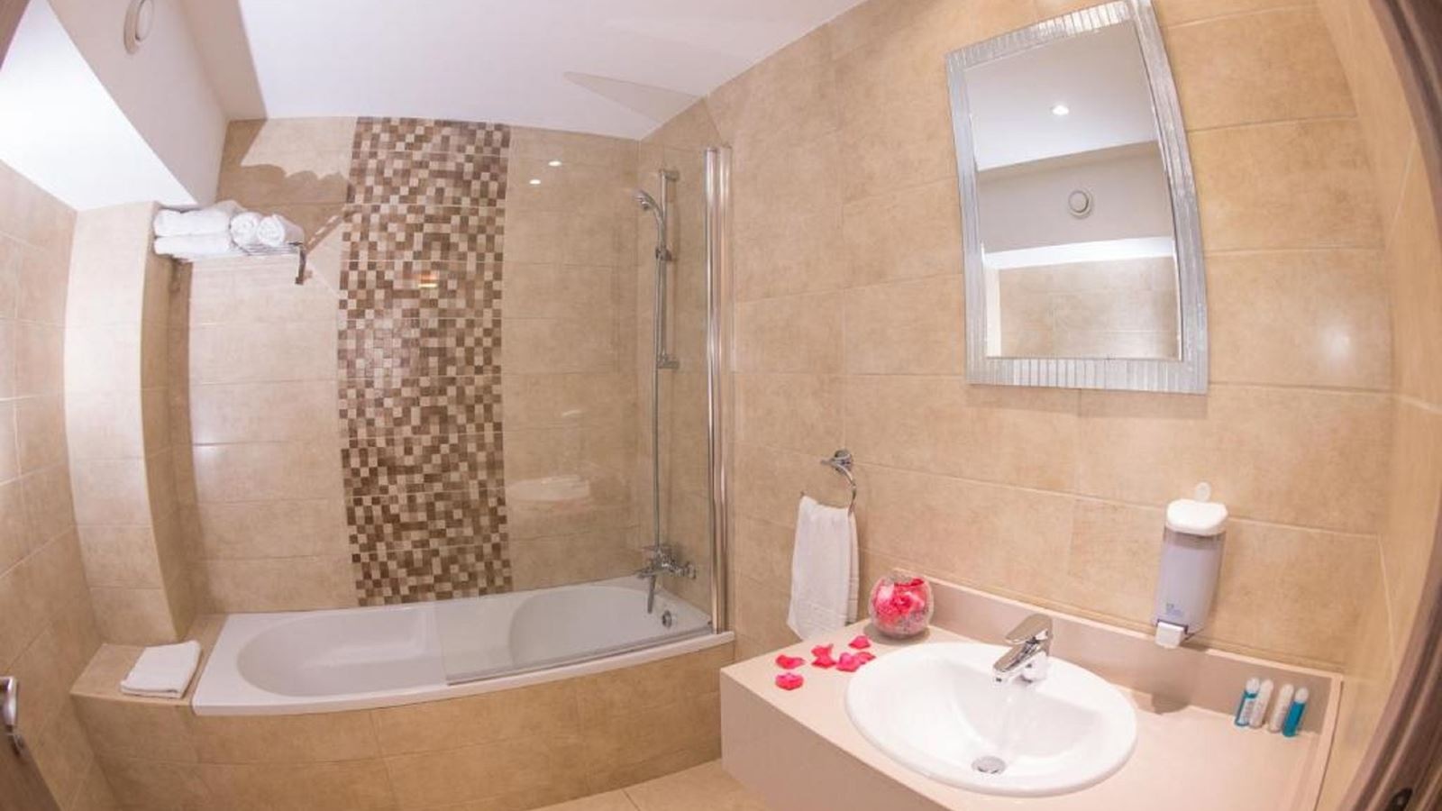 rooms-family-room-inland-view-balcony