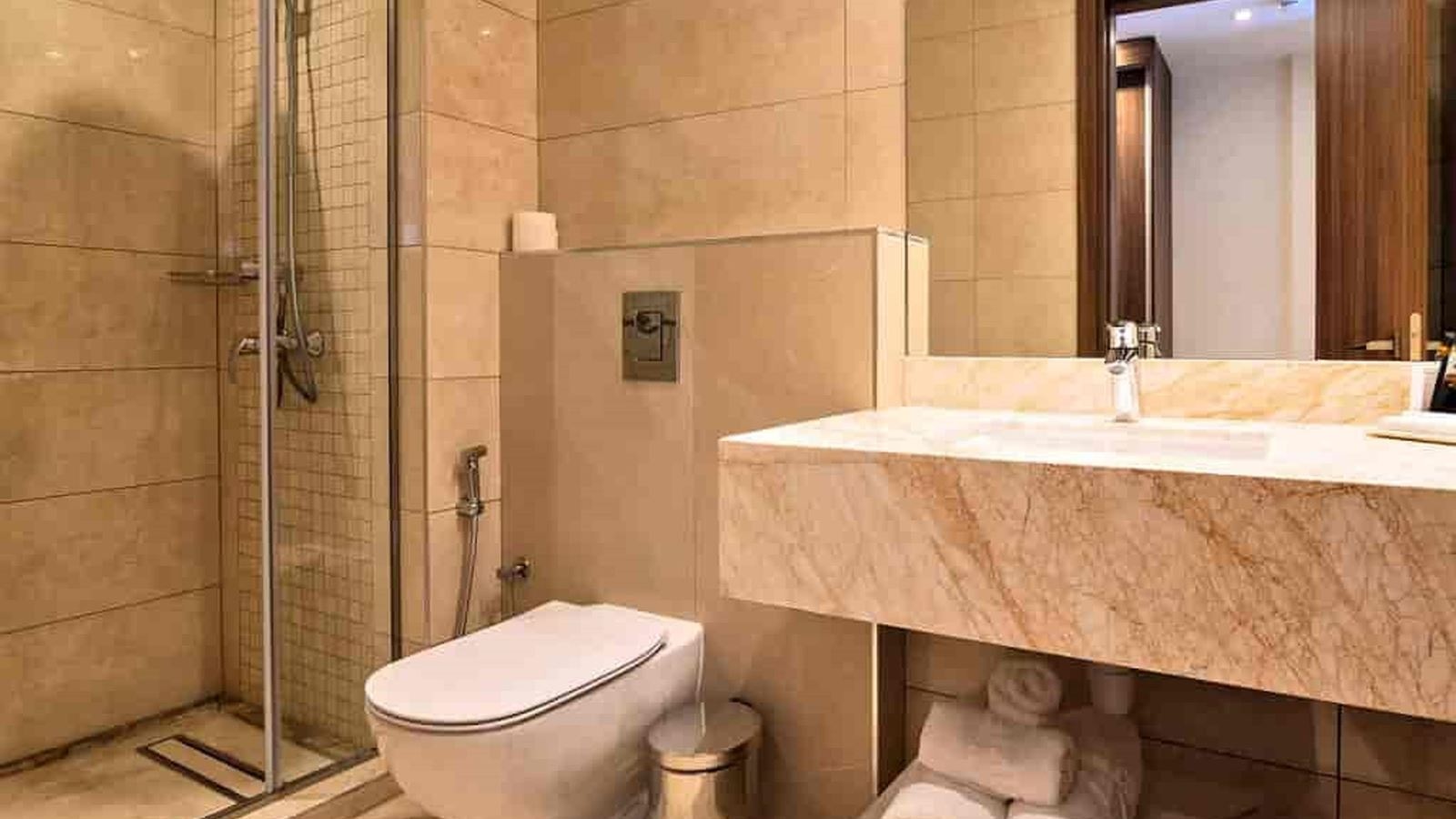 rooms-double-room-deluxe-city-view-balcony