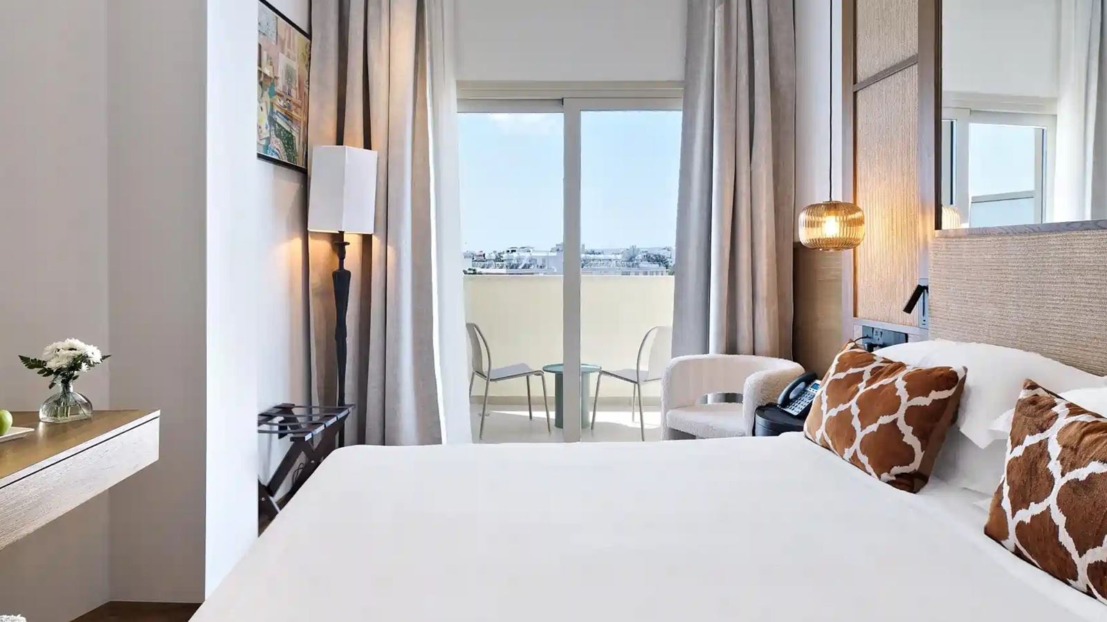 rooms-executive-room-balcony