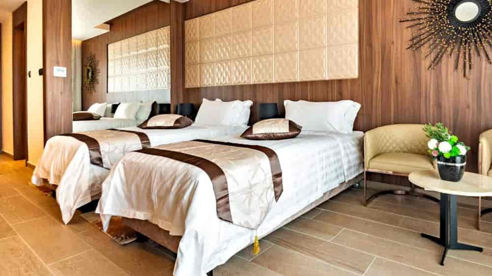 rooms-superior-room-cityview-balcony