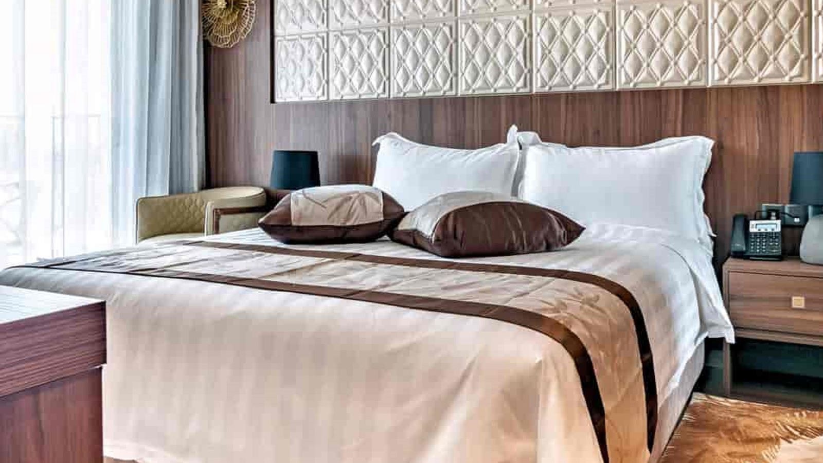 rooms-double-standard-upper-floor-room-city-view-balcony