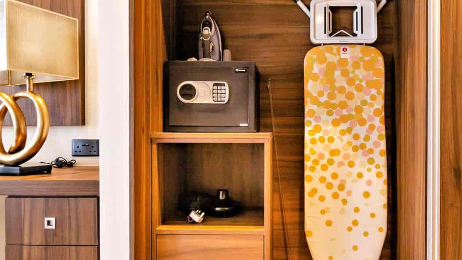 rooms-suite-city-view-balcony