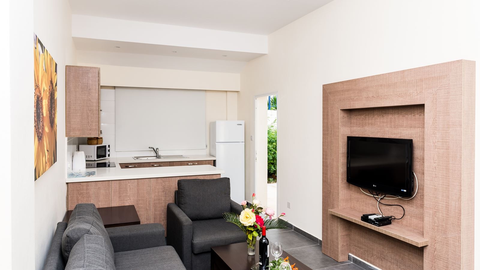 rooms-1-bedroom-standard-apartment-lateral-sea-view