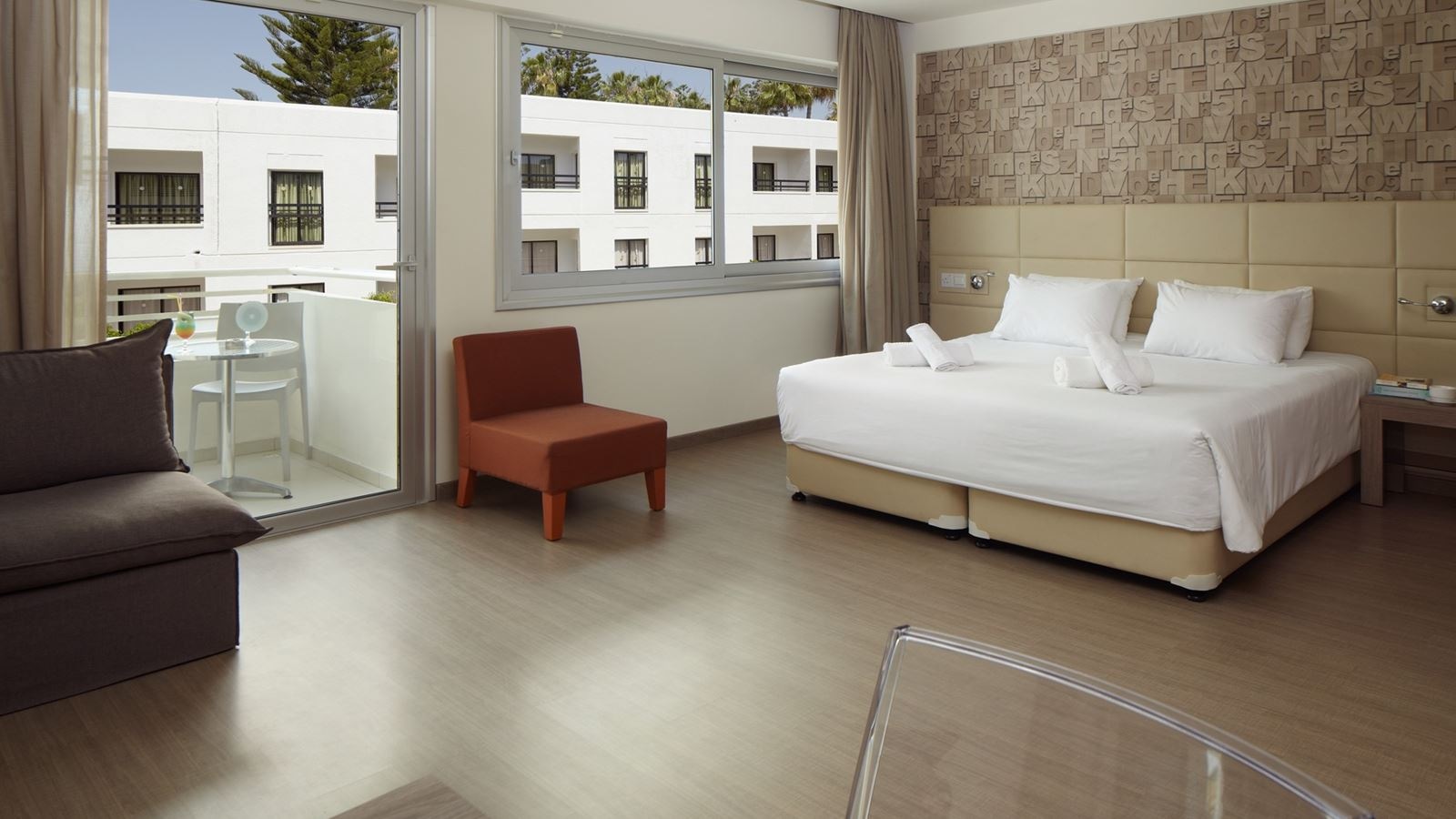 rooms-juniorstudio-balcony