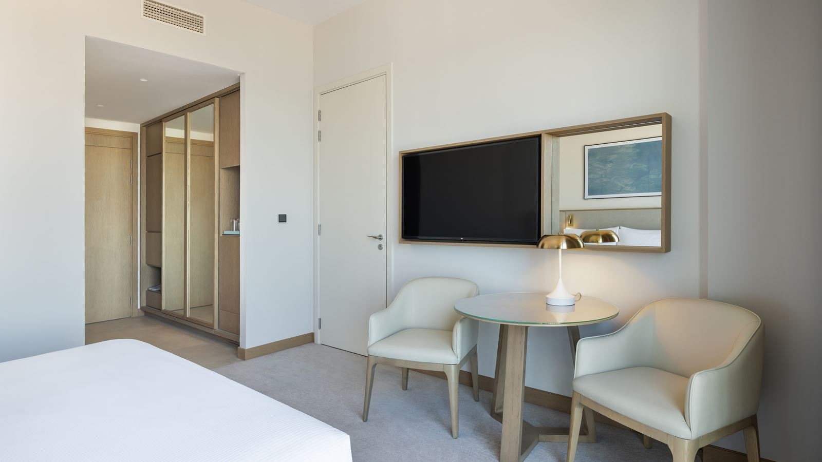 rooms-deluxe-room-king-with-balcony