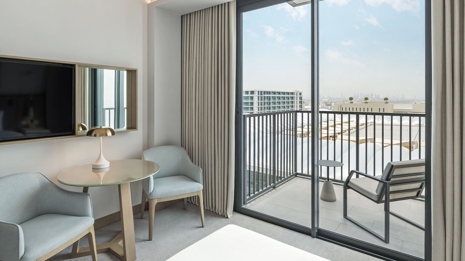 rooms-deluxe-room-king-with-balcony