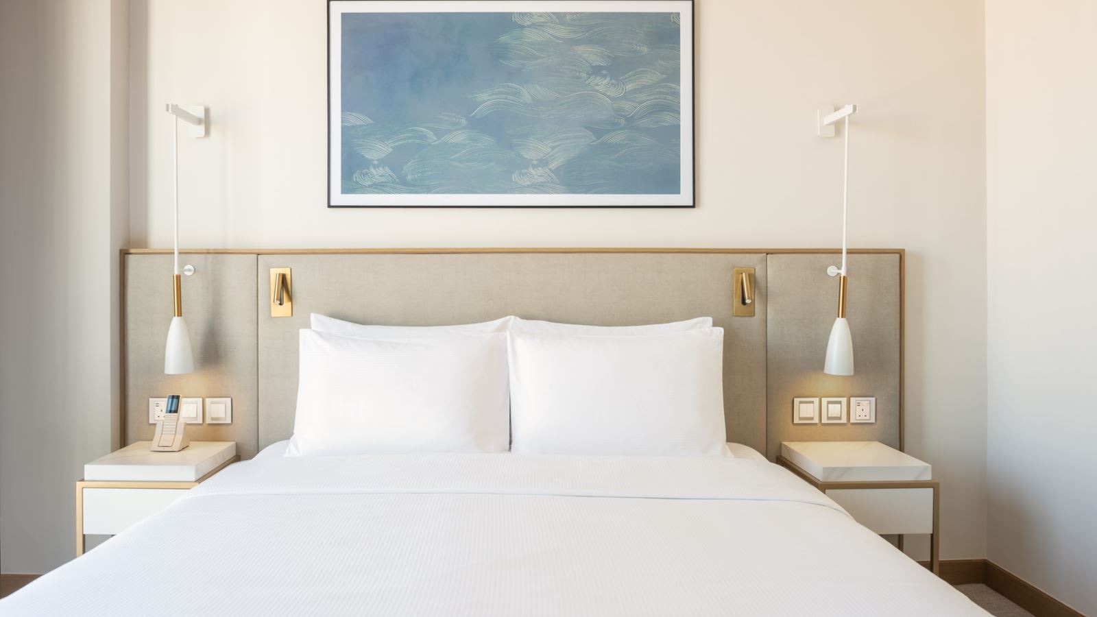 rooms-deluxe-room-king-with-balcony